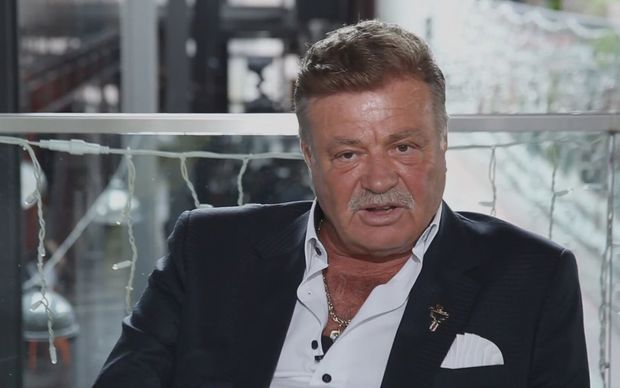 Məşhur aktyor özündən 33 yaş kiçik nişanlısını döydü - VİDEO