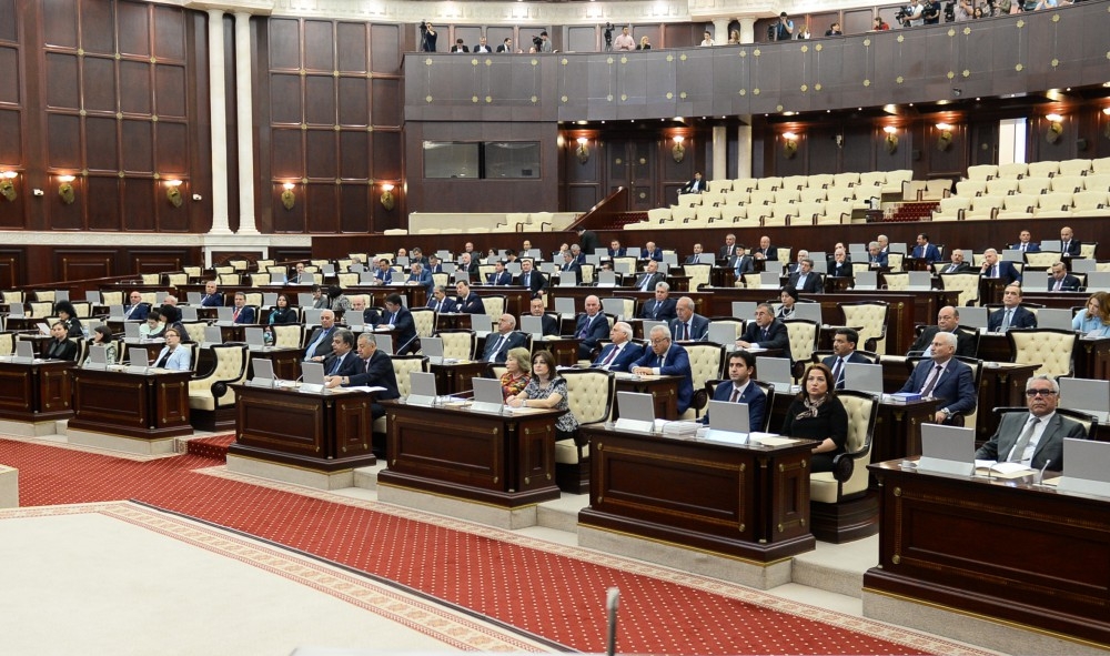 Bitərəf deputatlar da parlamentin buraxılmasını istəyir
