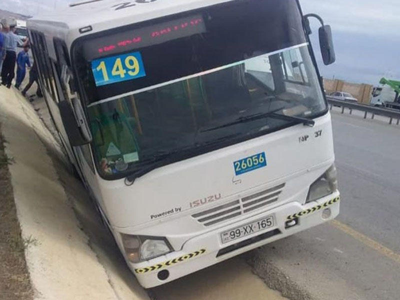 Bakıda ağır qəza: Avtobus zibil maşını ilə toqquşdu - FOTO