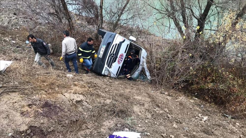 Türk idmançıları aparan mikroavtobus aşıb, ölən var