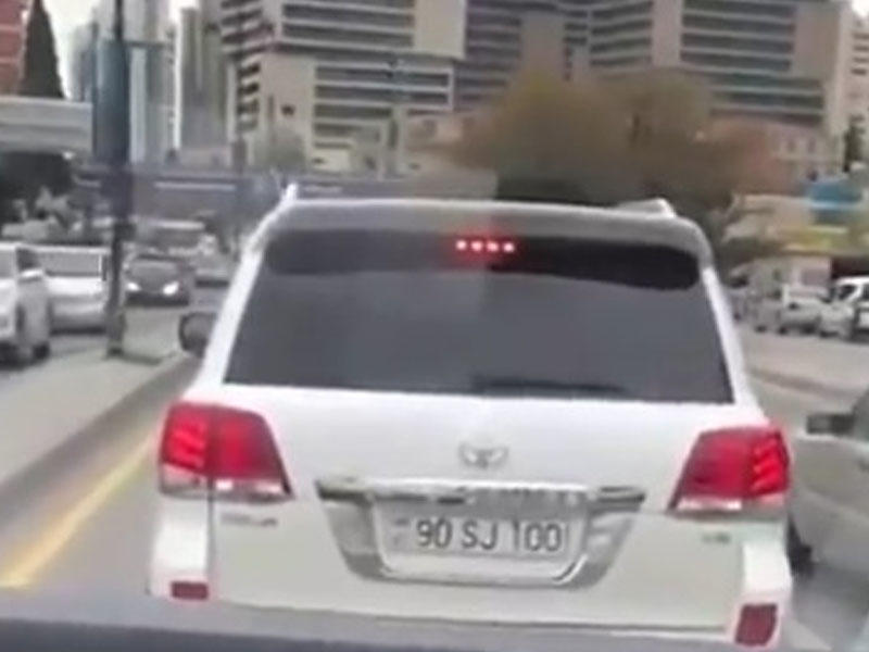 Bakıda təcili tibbi yardıma yol verməyən bahalı maşının sürücüsü qadın çıxdı - VİDEO