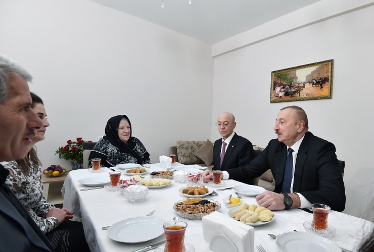 Prezident zəlzələ nəticəsində evi ziyan çəkmiş ailənin evində olub - VİDEO