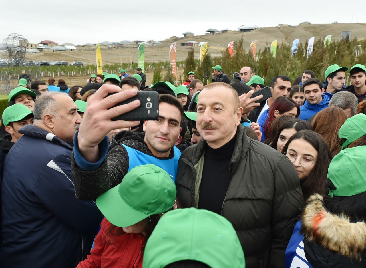 İlham Əliyevlə Mehriban Əliyeva gənclərlə bir arada - Fotolar
