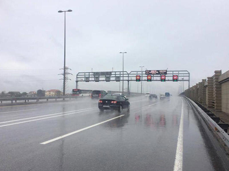 Hava şəraiti ilə bağlı yollarda sürət həddi endirilib