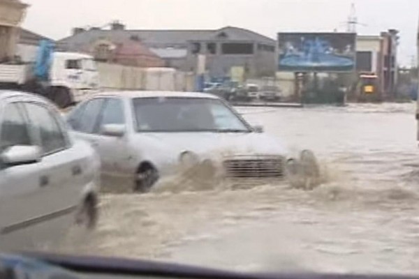 Bakıda “Mercedes” gölməçədə batdı - sürücü xilas edilib