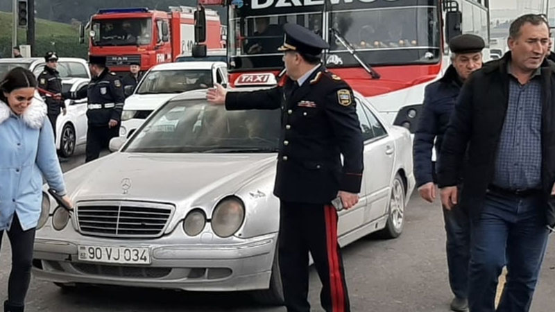 General hadisə yerinə gəlib sürücülərə kömək etdi - FOTOLAR