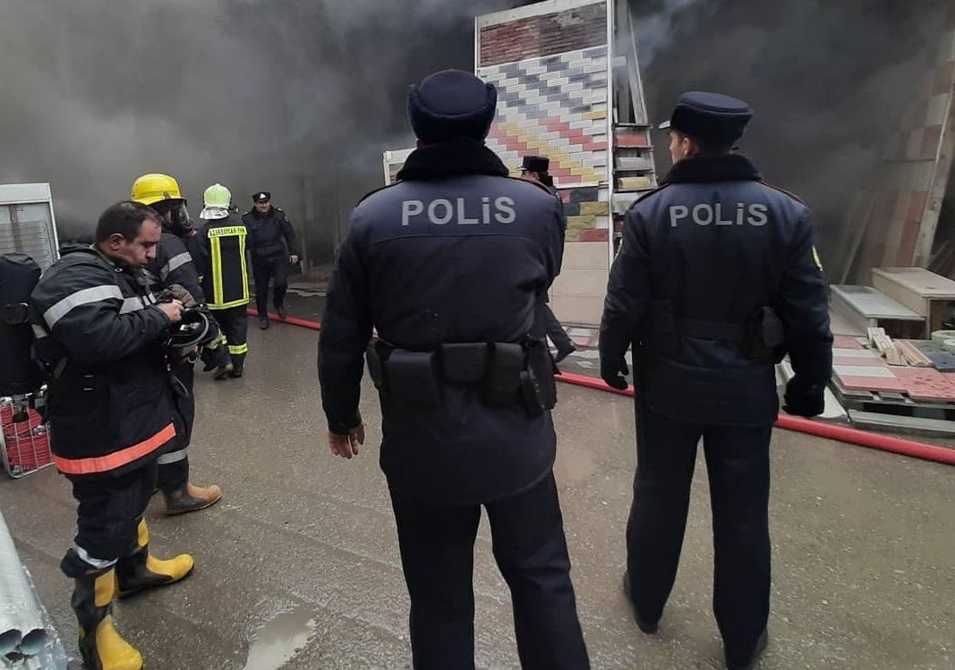 Yanan ticarət mərkəzində oğurluq edənləri polis belə yaxaladı - FOTO