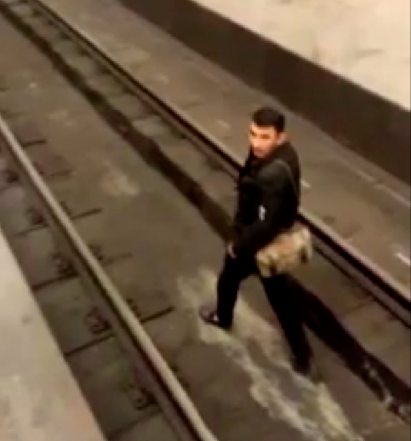 Özünü metroda qatar yoluna atan şəxsin kimliyi məlum oldu - RƏSMİ