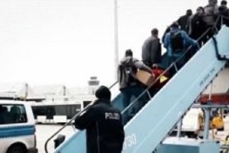 Almaniyadan qovulan miqrantlar: onlar polisi cırmaqlayır, tüpürür, təpik atır...