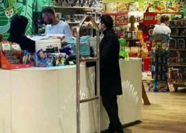 Prezident Bakıda uşaq mağazasına girdi, övladına hədiyyə aldı - FOTO