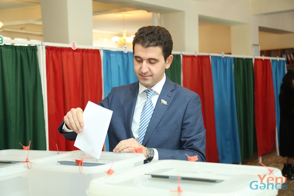 YAP Gəncə şəhər təşkilatının sədri səsvermədə iştirak etdi - FOTO