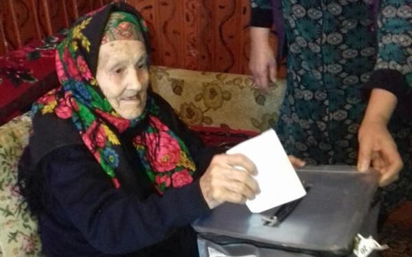 104 yaşlı azərbaycanlı səsvermədə - FOTO