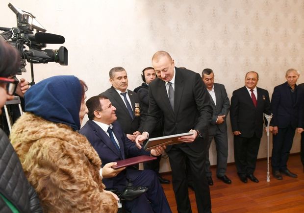 Prezident Qarabağ müharibəsi əlillərinə mənzil və avtomobillər verdi - FOTO