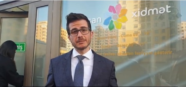 İsrailin yeni səfiri “Asan Xidmət”də gördüklərini videoya çəkib, paylaşdı - VİDEO