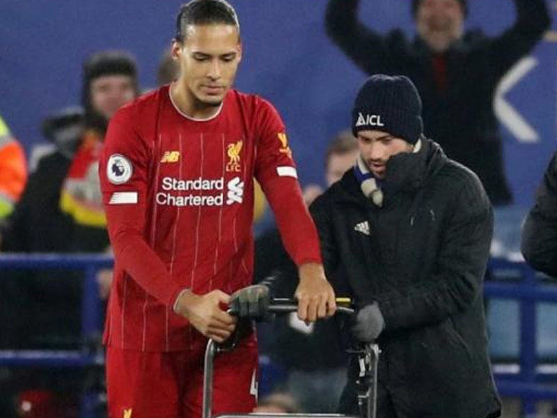 Məşhur futbolçu stadionda ot biçdi - FOTO