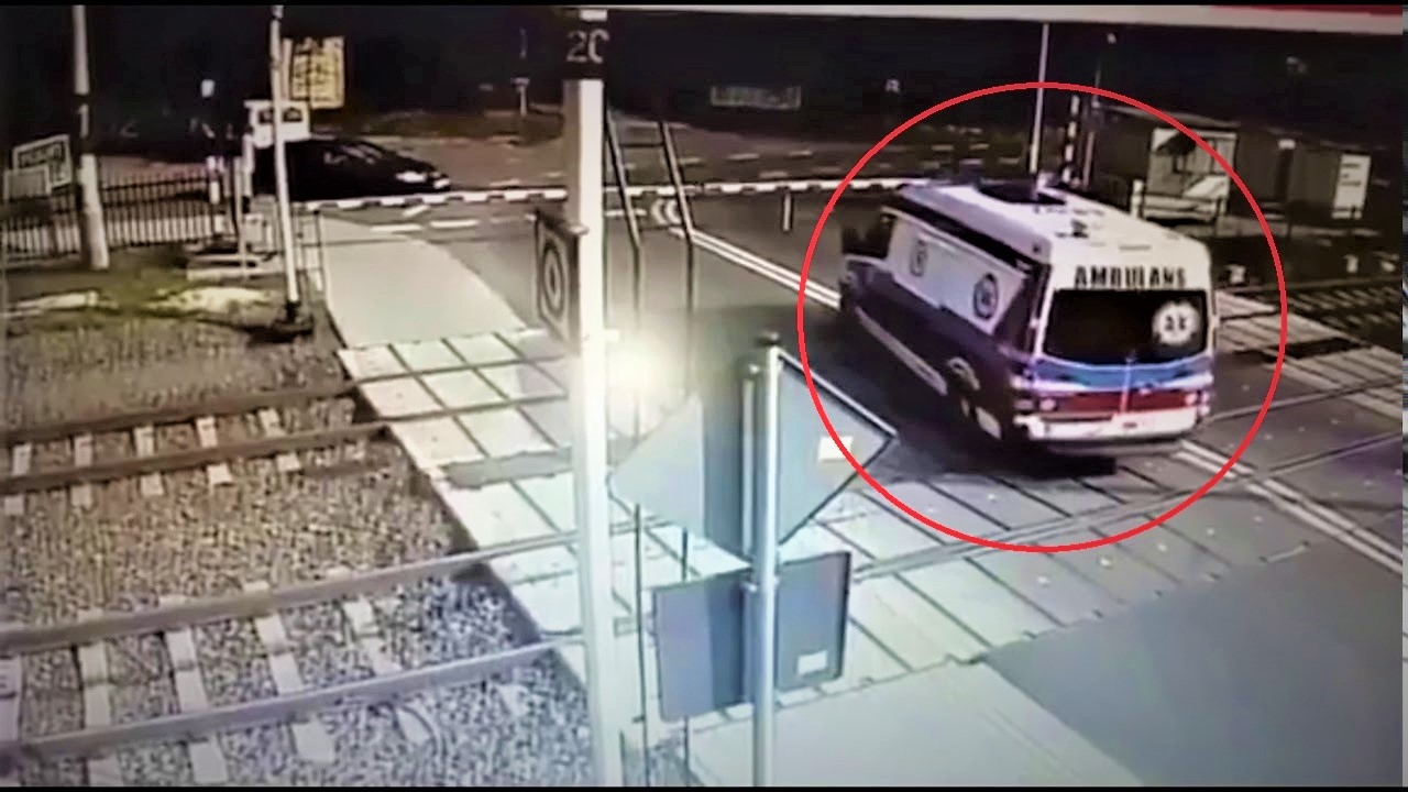 SON DƏQİQƏ! Bakıda təcili yardım maşını qatarla toqquşdu