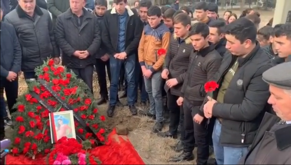 Məktəb yoldaşları vəhşicəsinə qətlə yetirilən Nərminin məzarı üstündə - VİDEO