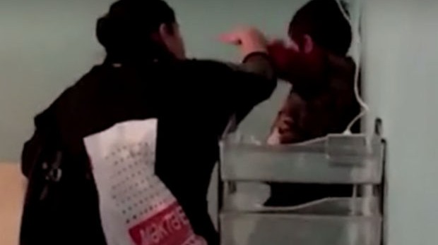 Bakıda azyaşlını döyən tərbiyəçi işindən qovuldu - Araşdırma başladı