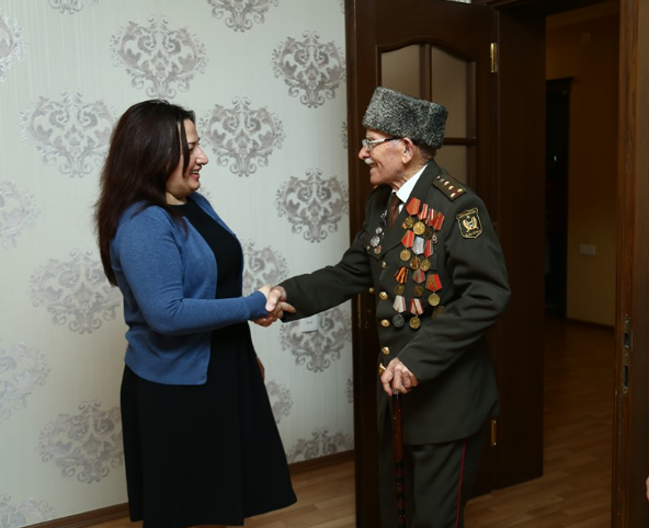 Gəncədən deputatlığa namizəd 100 yaşlı seçicisinin xeyir-duasını alıb - FOTO