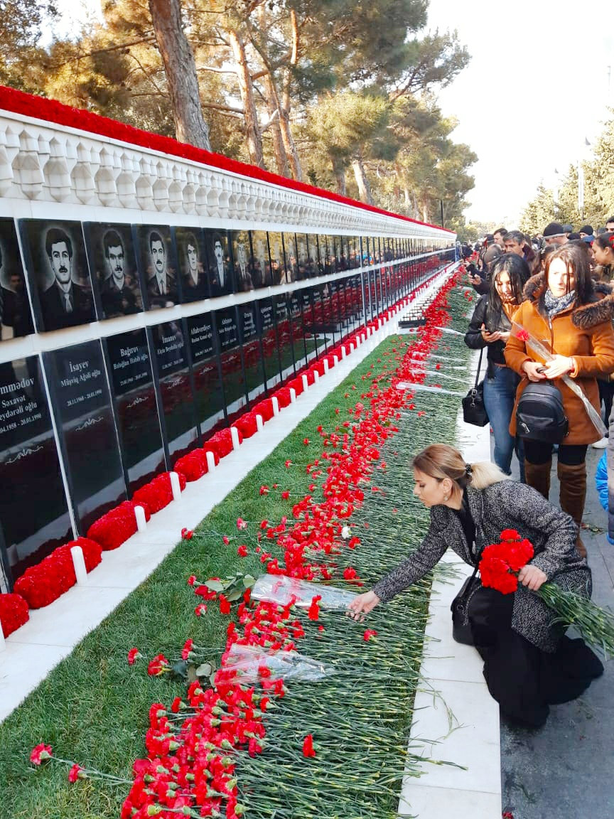 12 saylı dairədən deputatlığa namizəd Pərvin Babayeva Şəhidlər Xiyabanında - FOTOLAR