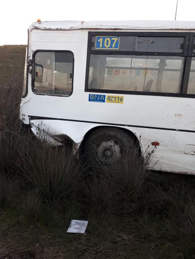 Bakıda sərnişin avtobusu körpüdən aşdı: yaralılar var 