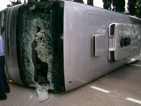 Turistləri Qəbələyə aparan avtobus qəzaya düşdü: 2 nəfər ölüb, 15-ə yaxın yaralı var