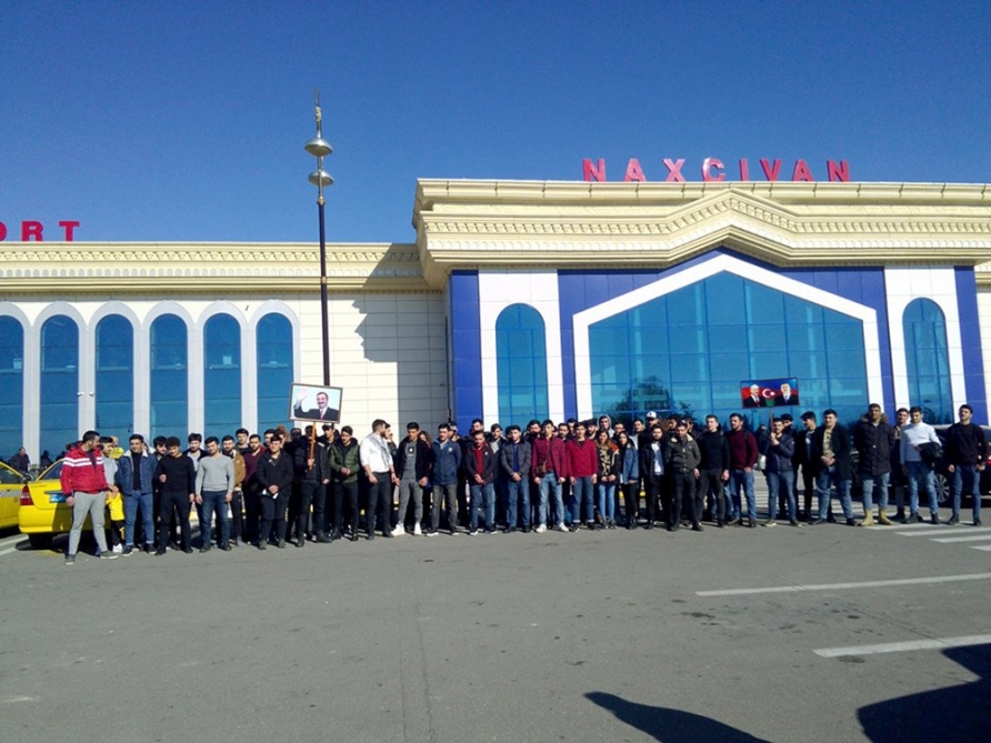 Türkiyədən təxliyə edilən tələbələr Prezident İlham Əliyevə təşəkkür etdilər - FOTO
