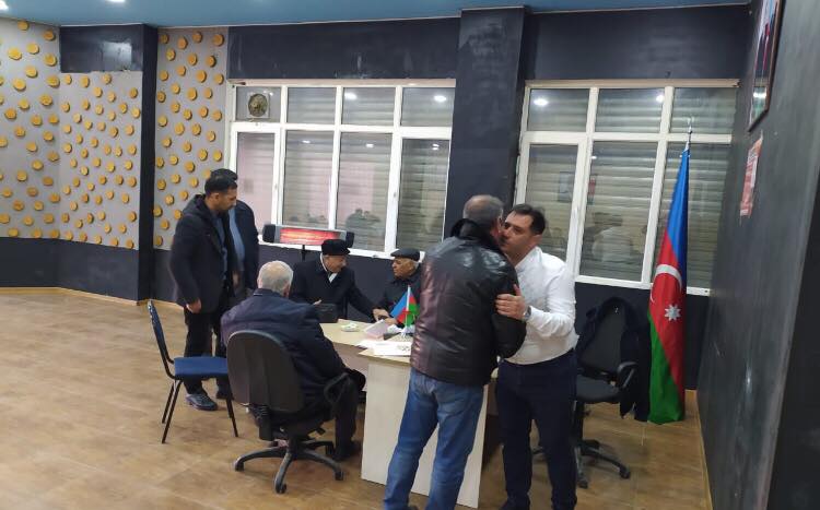 Elnur Abbaszadə seçki qərargahında görüşlərini davam etdirir – FOTO