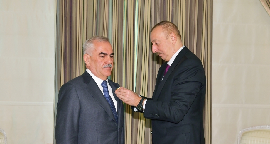 İlham Əliyev Vasif Talıbova “Şərəf” ordenini təqdim etdi - FOTOLAR
