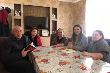 Qənirə Paşayeva ön cəbhə kəndində şəhid ailələri və bir sıra sakinlərlə görüşüb - FOTOLAR