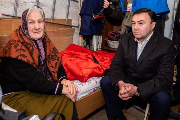 Rəqibi paylaşım etdi, Elnur Allahverdiyev yaşlı qadının evinə getdi- FOTO