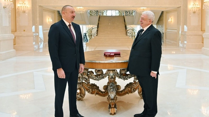 İlham Əliyev: "Mən o kitabı böyük maraqla oxudum"