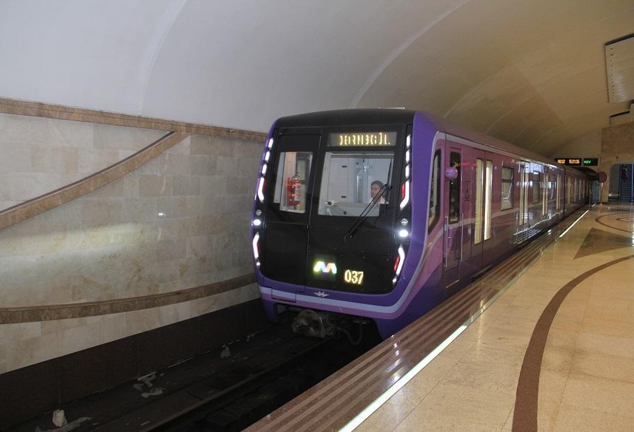 Bakı metrosunda sərnişin özünü qatar yoluna atdı