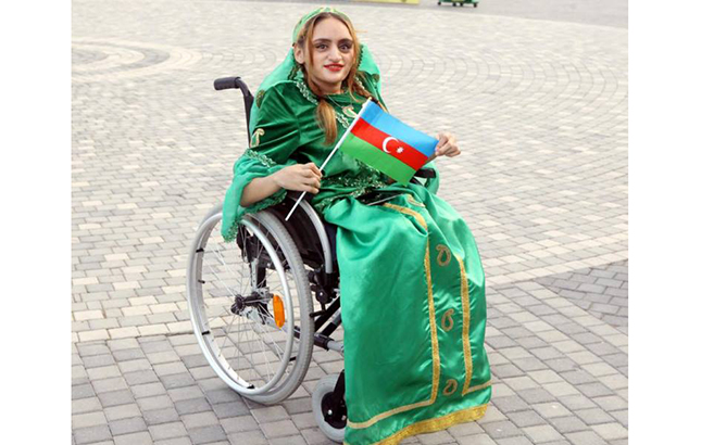 Prezident fiziki məhdudiyyətli gənci mükafatlandırdı