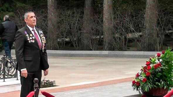 Siyavuş Novruzov medallarını taxıb Fəxri Xiyabana getdi - Foto