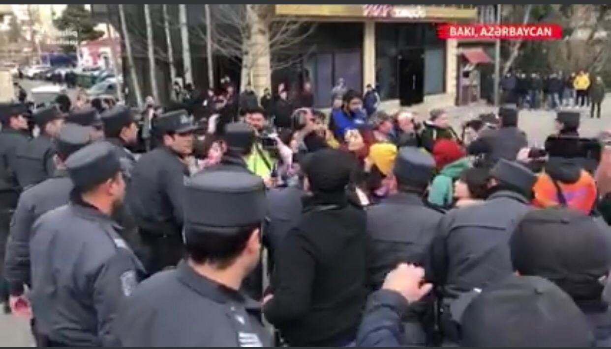 Bakı polisindən MSK-nın qarşısındakı razılaşdırılmamış aksiya ilə bağlı - AÇIQLAMA