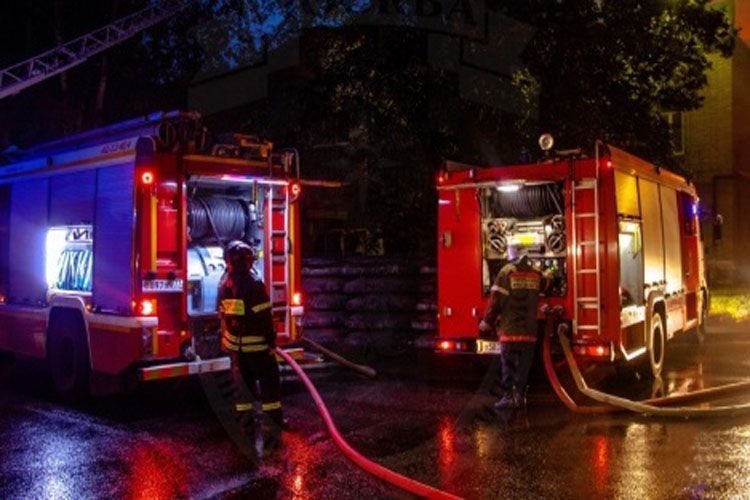 Bakıda hündürmərtəbəli binada yanğın başlayıb