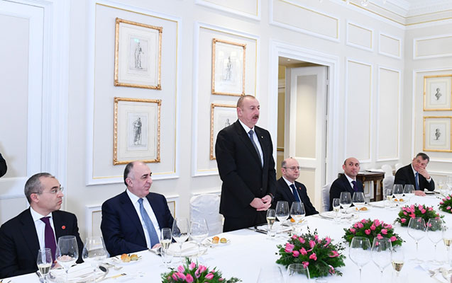 Prezident şirkət rəhbərləri ilə naharda - Fotolar