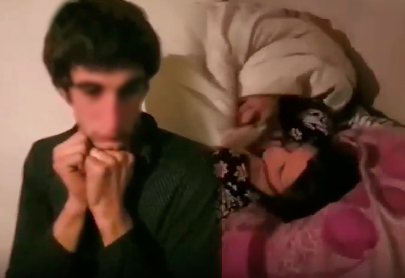 Azərbaycanda daha bir xəyanət videosu yayıldı: Qadını başqa kişi ilə tutub videoya çəkdilər - VİDEO