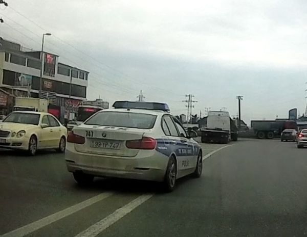 Bakıda yol polisi qaydaları belə pozdu - VİDEO