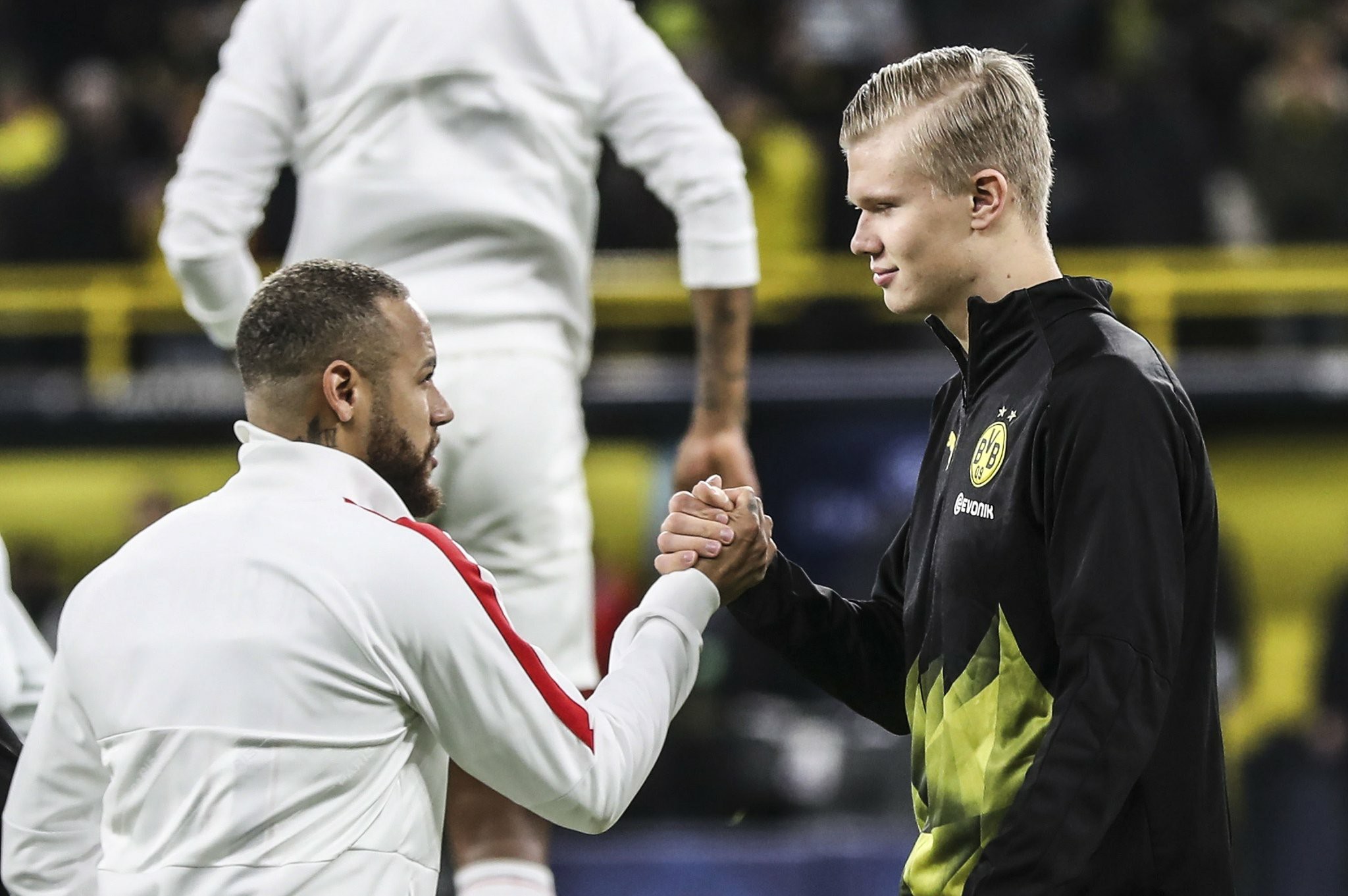 UEFA avrokubok oyunları öncəsi əllə görüşməyi qadağan etdi