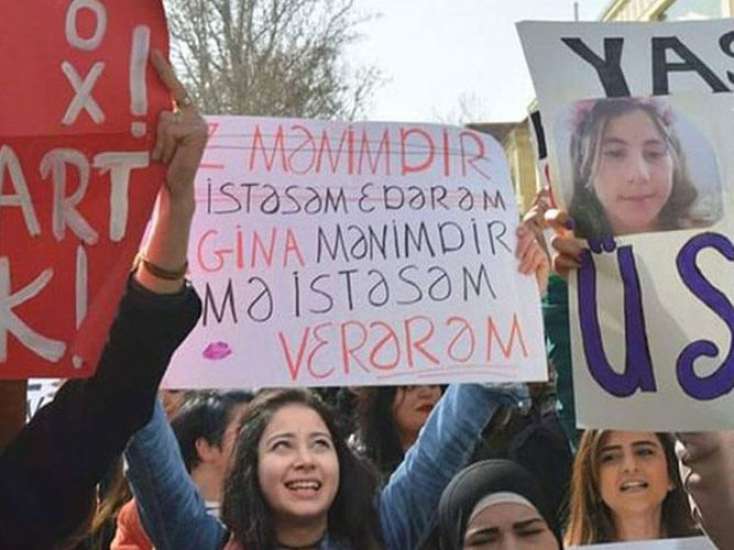 "Azərbaycanda seks inqilabı etdim" - Qalmaqallı plakatı qaldıran feminist qız - VİDEO
