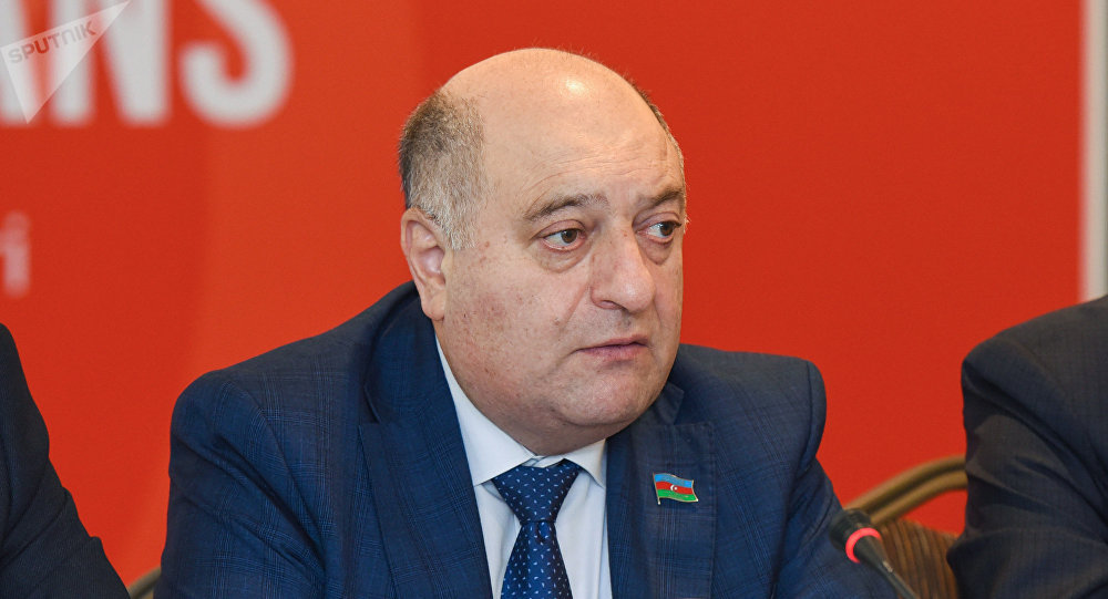 Deputat: Məktəbləri bağlamışıq, "mol"larda insanlar qaynaşır” - VİDEO