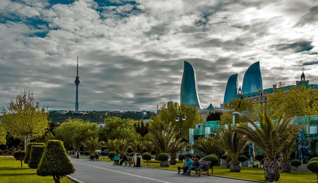 Azərbaycanda küçə və parklarda qrup şəklində gəzmək qadağan olundu