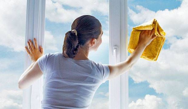 Bakıda qadın pəncərənin şüşəsini silərkən 21-ci mərtəbədən yıxıldı