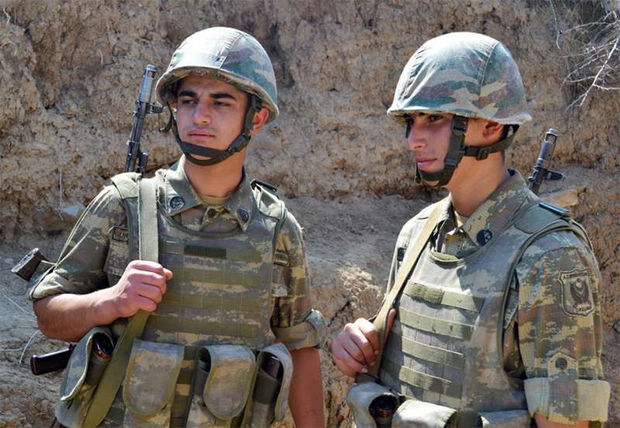 Azərbaycan əsgəri xalqa səsləndi: “Biz sizin üçün xidmətdəyik, siz də bizim üçün evdə qalın!” - VİDEO