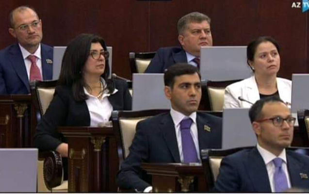 Deputatlar parlamentdə bir-birindən iki metr aralı oturacaq