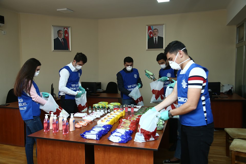 YAP Gəncə şəhər təşkilatının fəalları tənha və ahıl sakinlərə yardım edirlər -VİDEO
