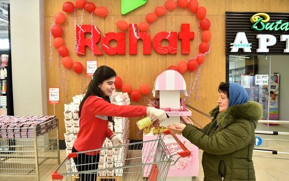 “RAHAT” supermarketlər şəbəkəsinin əməkdaşları pozitiv əhval-ruhiyyə yaradırlar - VİDEO