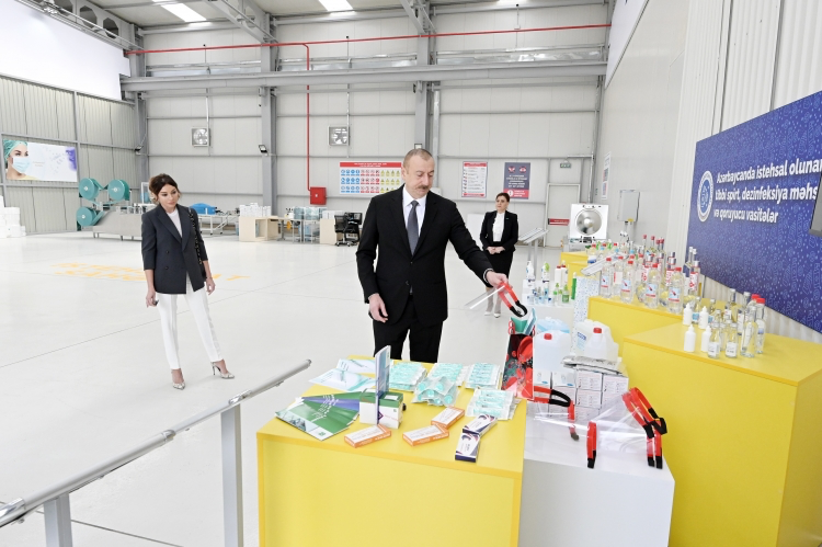 Azərbaycanda maska müəssisəsi açıldı - Prezident və xanımı açılışda - FOTOLAR
